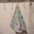 Keittiöpyyhe pyöreä turkoosi pun. kukat - Keittiötekstiilit - 8717459802568 - 1